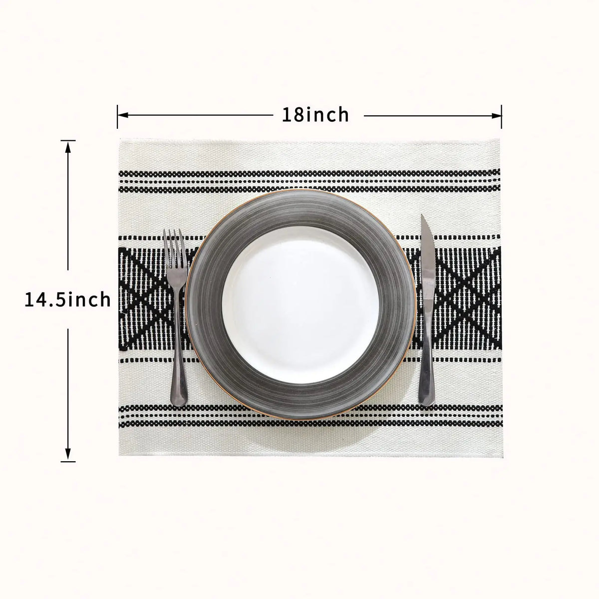 tapis table moderne rayures noires blanc bordure élégante assiettes couverts blancs