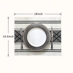 tapis table moderne rayures noires blanc bordure élégante assiettes couverts blancs