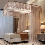 Chambre élégante avec un lit à baldaquin, un édredon marron et des rideaux blancs ornés d'un motif délicat.