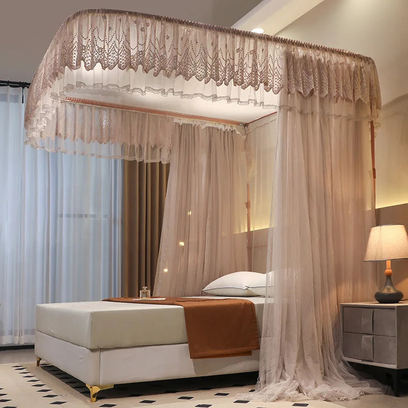 Chambre élégante avec un lit à baldaquin, un édredon marron et des rideaux blancs ornés d'un motif délicat.