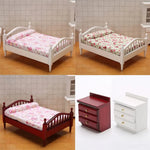 meubles miniature maison poupée lit table chevet bois classique blanc marron tissu floral tiroirs