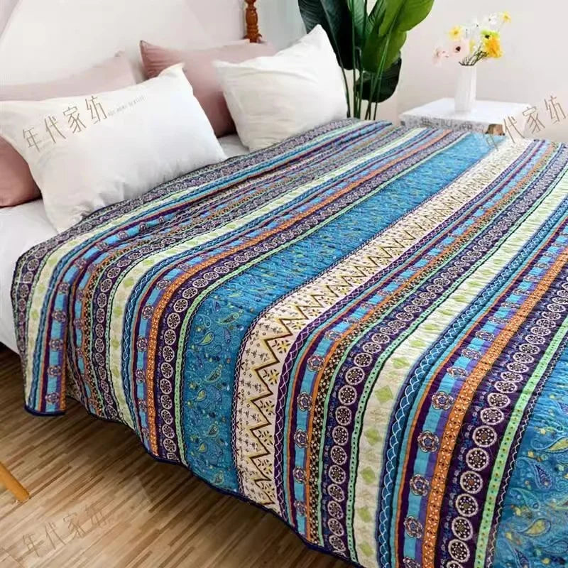 Édredon matelassé coton gris clair sur lit