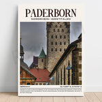 L'image montre une ville allemande nommée Paderborn, avec des bâtiments historiques comme le Dôme et l'Hôtel de Ville, reflétant l'architecture médiévale et renaissance de la région de Rhénanie-du-Nord-Westphalie.