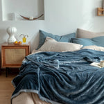 Une chambre confortable avec un lit douillet recouvert de draps bleus de style vintage.
