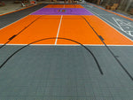Terrain basket ball extérieur moderne carreaux géométriques gris bleu rouge vert violet sportif