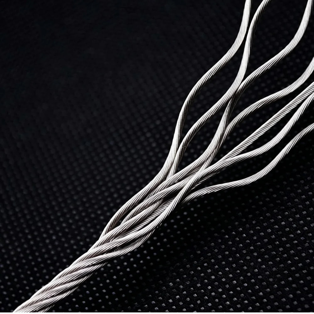 câble acier flexible gris métallisé torsadé suspension rideaux éclairage décoration industrielle