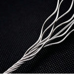 câble acier flexible gris métallisé torsadé suspension rideaux éclairage décoration industrielle