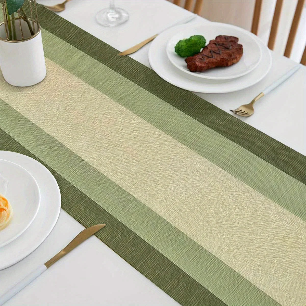 table chevet chemin table rayé vert beige moderne assiettes cuillers fourchets livre vases fleurs