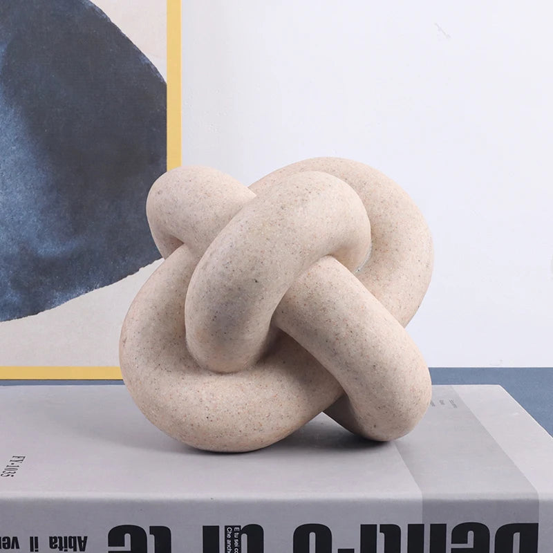 sculpture moderne résine beige claire grains sable décoration intérieure anniversaire ambiance artistique salon étude