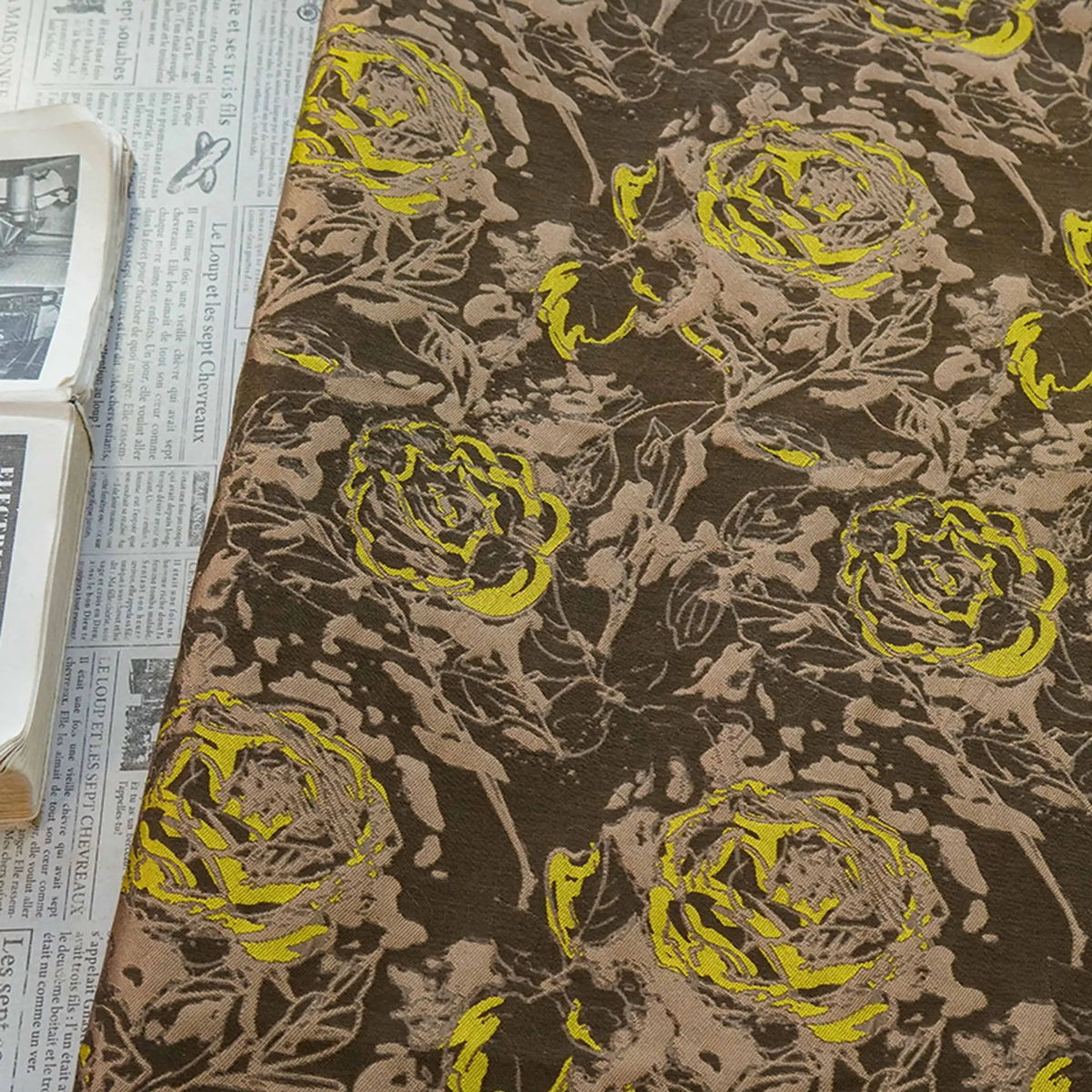 tissu imprimé fleurs stylisées marron jaune moderne élégant polyester largeur 140cm respectueux environnement