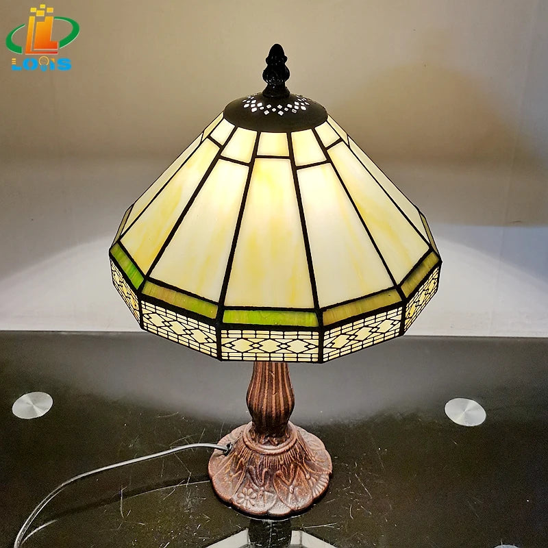 lampe table tiffany motif géométrique vert jaune blanc brun ornementale base métallique nickel brossé