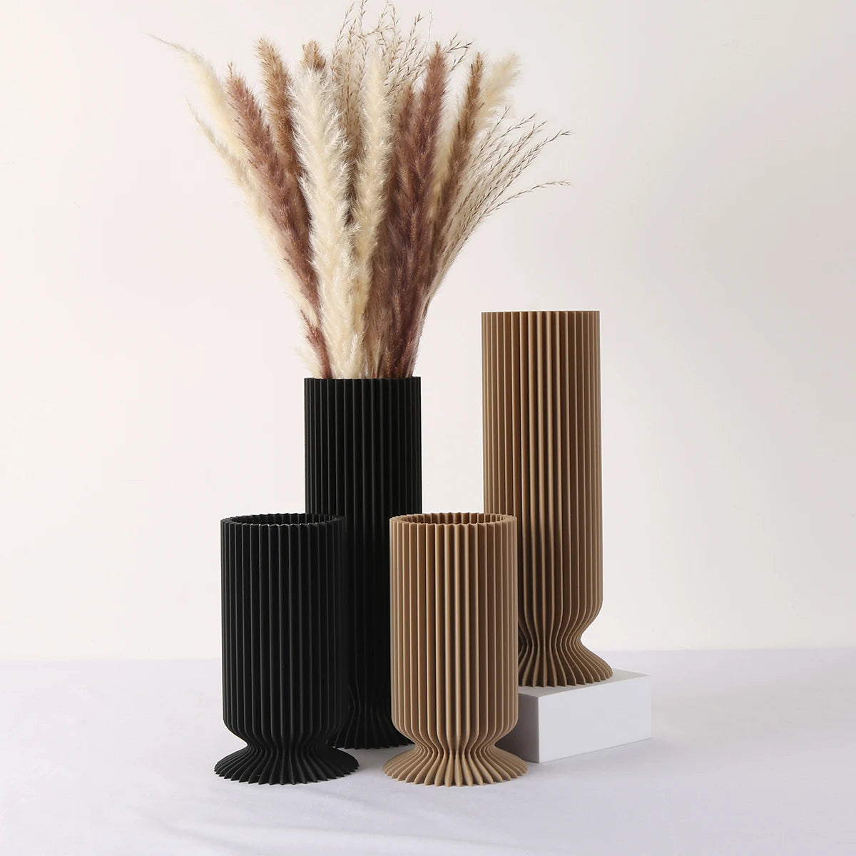 vases noirs marron rayures modernes statuettes bois intérieur salon chambre minimalistes