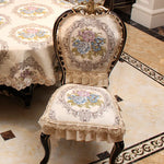 Chaise de style baroque avec un motif floral décoratif et une garniture de dentelle élégante, reflétant un style d'ameublement luxueux et traditionnel.