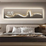 Horloge murale silencieuse noire dans un salon moderne