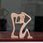 Figurine bois couleur jaune clair sur étagère