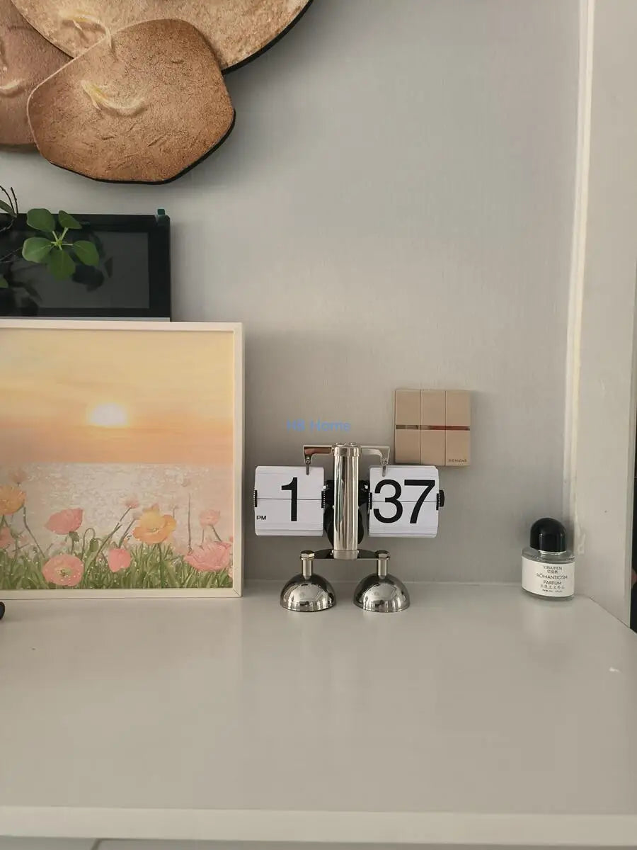 horloge numérique moderne horloge pieds boules chiffres noirs fond blanc métal brillant minimaliste affichage