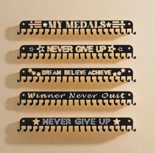 support médailles bois noir étoiles blanches moderne vis fixation trois vis crochets rangement
