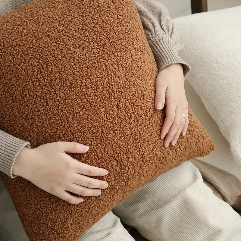 housse coussin carré peluche marron clair moderne lit salon voiture 45x45cm