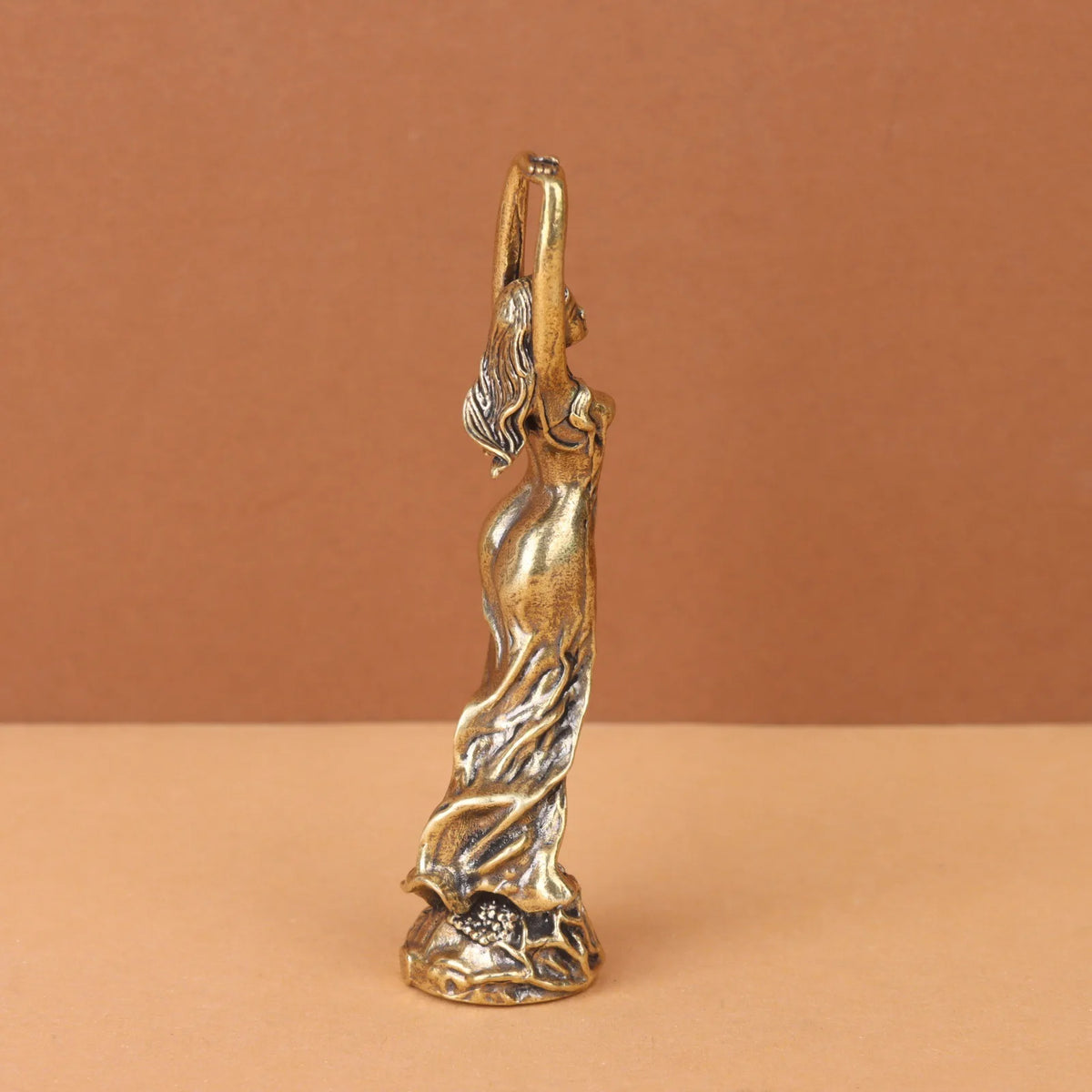 statue décorative femme dorée bronze drapés classique sculptural intérieur 8.5cm haute