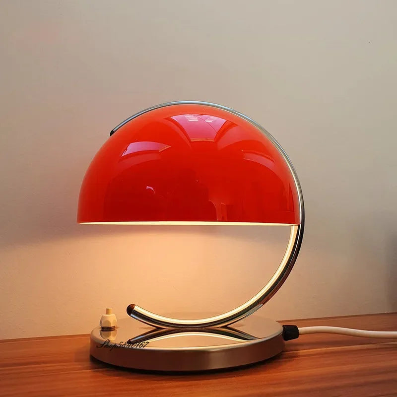 Lampe de chevet vintage orange éclairant un salon moderne