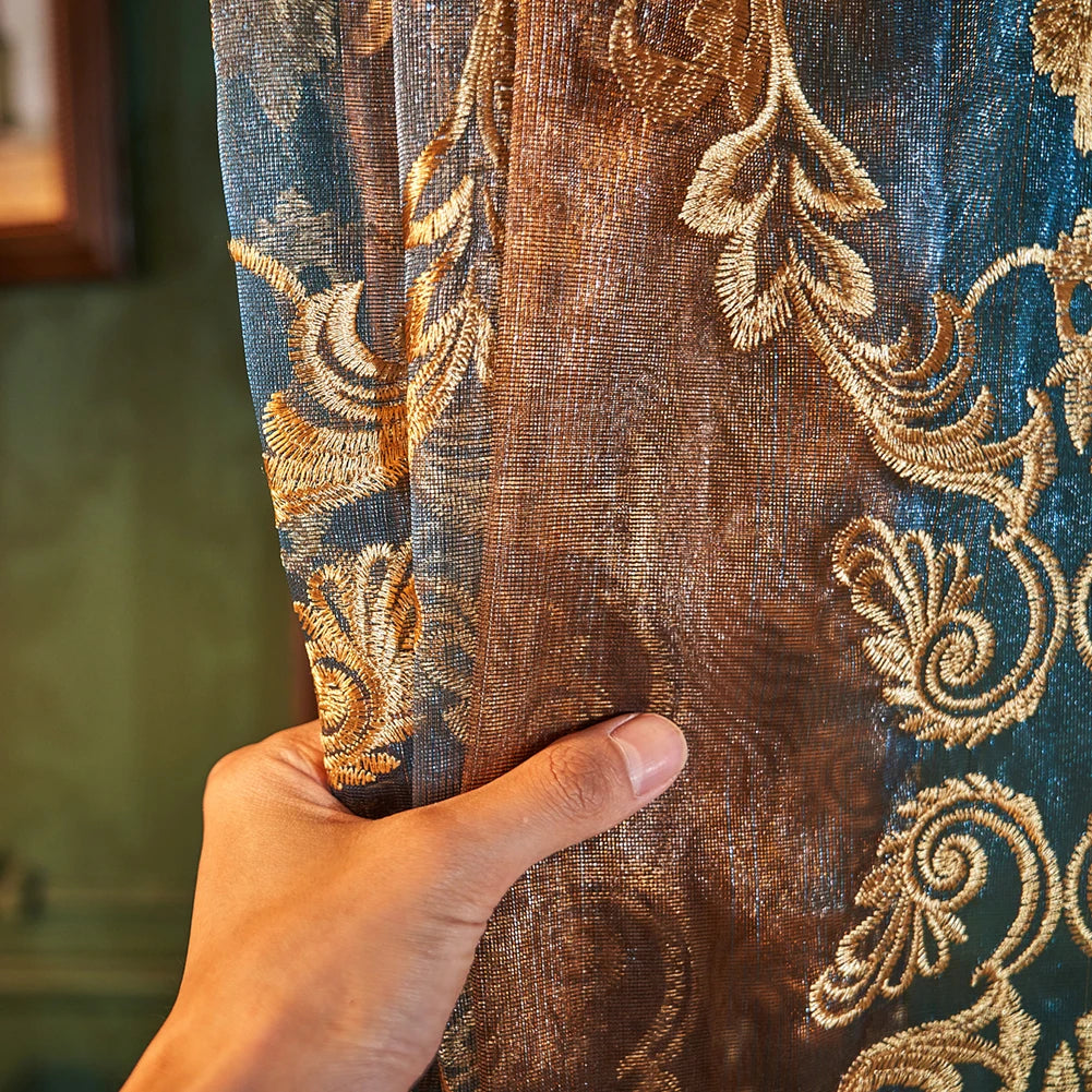 rideaux semi transparents brodés motifs floraux baroque luxueux salon fenêtre française