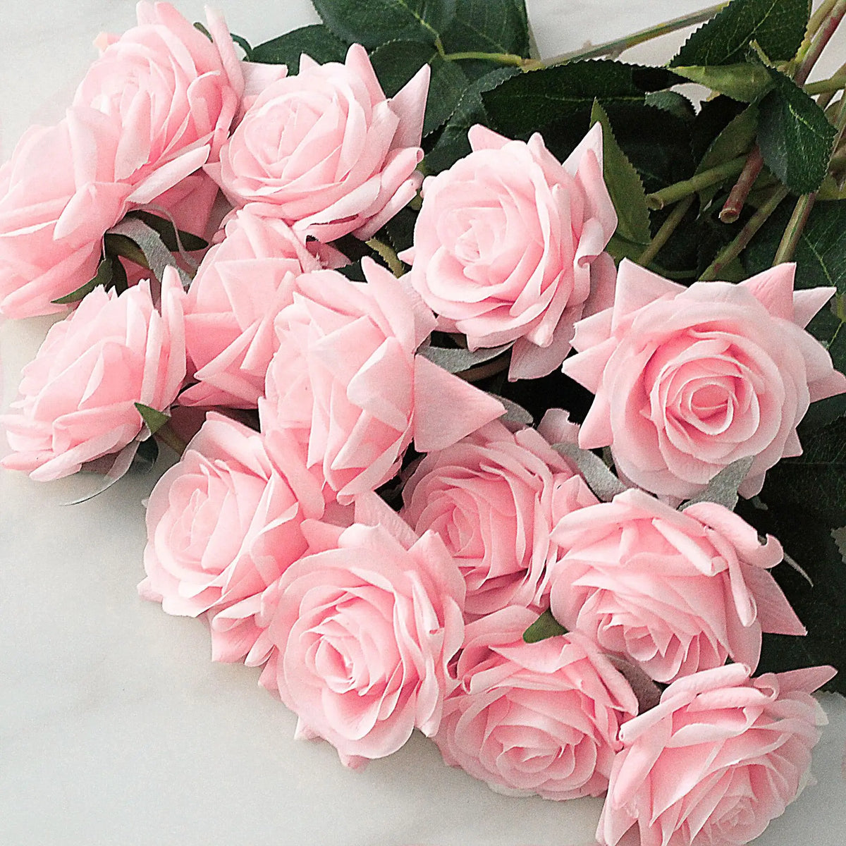 bouquet roses artificielles mariage anniversaire décoration intérieure plateau doré vase transparent feuilles vertes classique