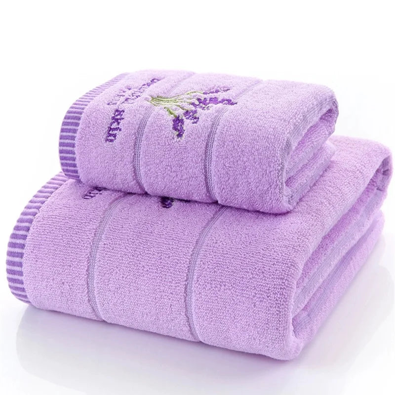 serviettes coton violet brodé fleurs classiques blanches maison rapide douces
