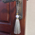 pompon décoratif gris bleu doré vert violet tissu finement tressé élégant moderne blanche chaîne