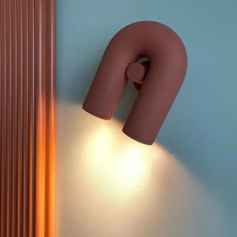 lampes murales modernes bleu turquoise noir blanc cassé rouille sculpturales éclairage quotidien minimaliste fixées