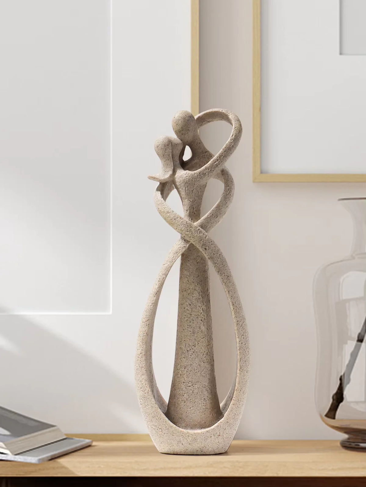 sculpture abstraite moderne couple étreinte résine beige noir gris texture granuleuse salon chambre coucher