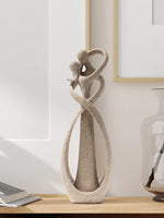 sculpture abstraite moderne couple étreinte résine beige noir gris texture granuleuse salon chambre coucher