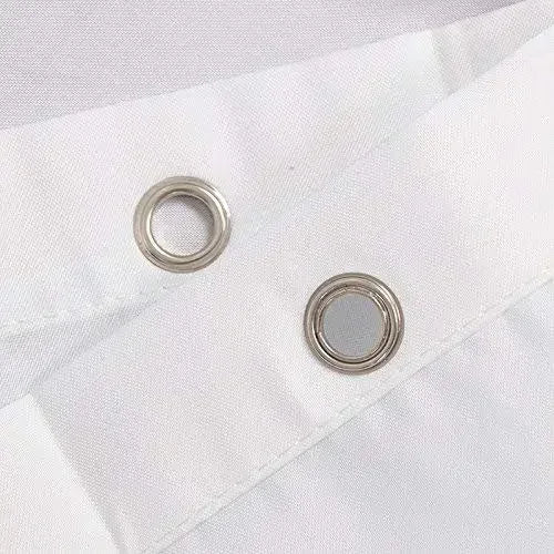 Gros plan sur les œillets métalliques du rideau, permettant une fixation aisée sur la tringle.