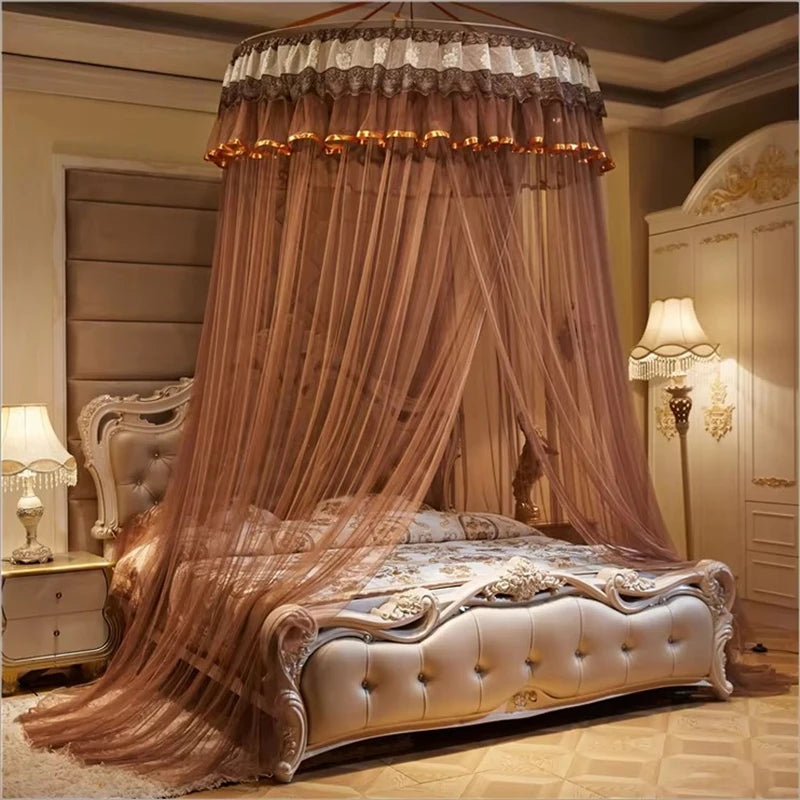 Un lit à baldaquin élégant avec des rideaux drapés et un éclairage chaleureux dans une chambre décorée dans un style luxueux.