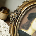 cadre photo ovale vintage portraits anciens relief floral verre transparent or vieilli posé accroché