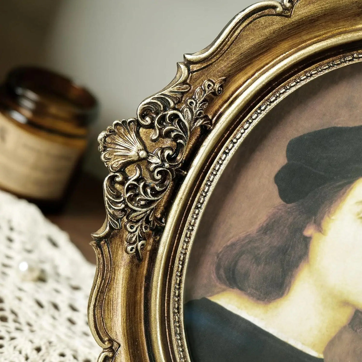 cadre photo ovale vintage portraits anciens relief floral verre transparent or vieilli posé accroché