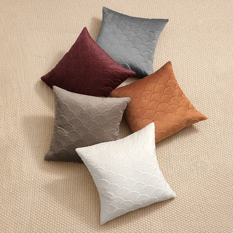 coussins carrés élégants texture plumes couleurs bordeaux blanc marron gris moderne