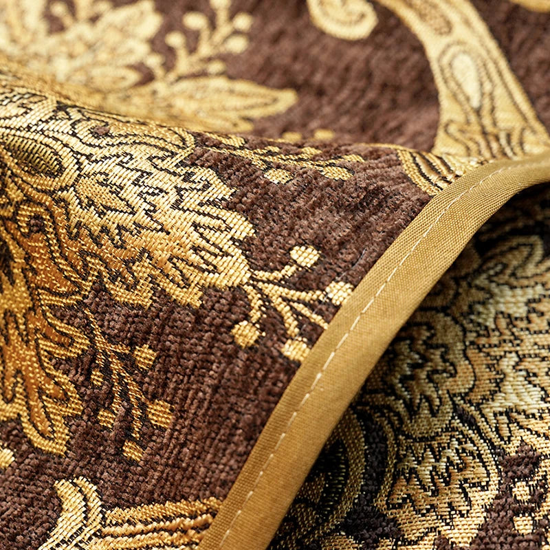 Le textile présente un motif damassé complexe et élégant, avec des tons de brun et d'or qui créent une atmosphère de luxe et de sophistication.