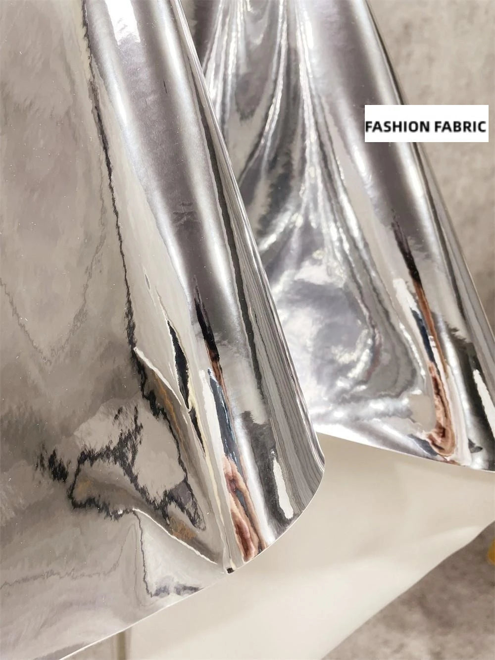 tissu métallique brillant imperméable argent or lisse moderne élégant polyester scenaristique