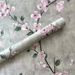 Détail du motif floral vert du papier peint