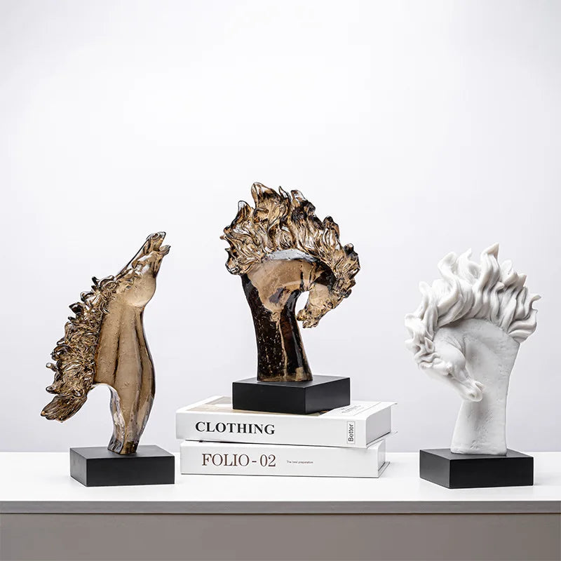 statuette cheval stylisé crinière ondulée moderne transparente doré blanc base carrée noire décoration maison