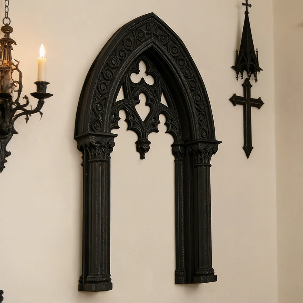 décoration murale gothique arches feuilles chêne croix chandelier miroir étagère lanterneau noir