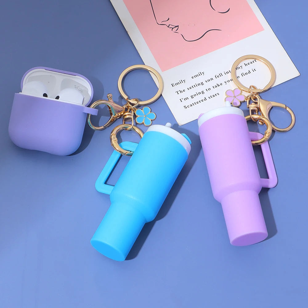 Porte-clés tasse Stanley 3D blanc avec baume à lèvres inséré