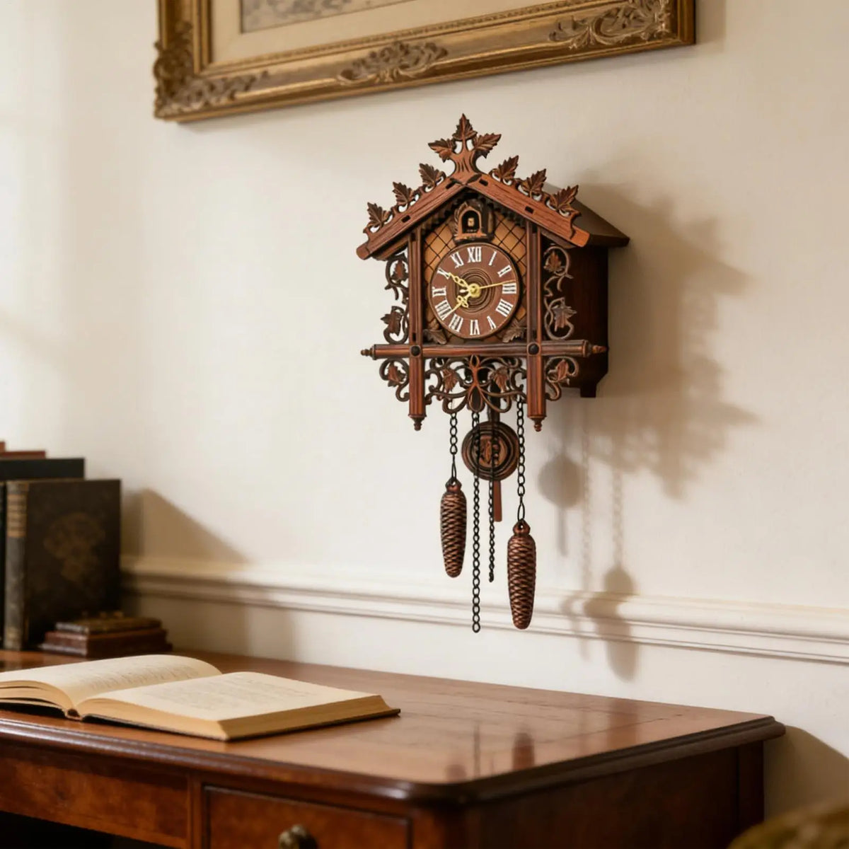 horloge murale bois sculpté traditionnel carillons horaires décoration maison chambre salon
