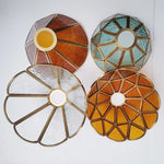 suspension lumineuse verre teinté art deco or marron bleu clair motifs géométriques opacité chaînes