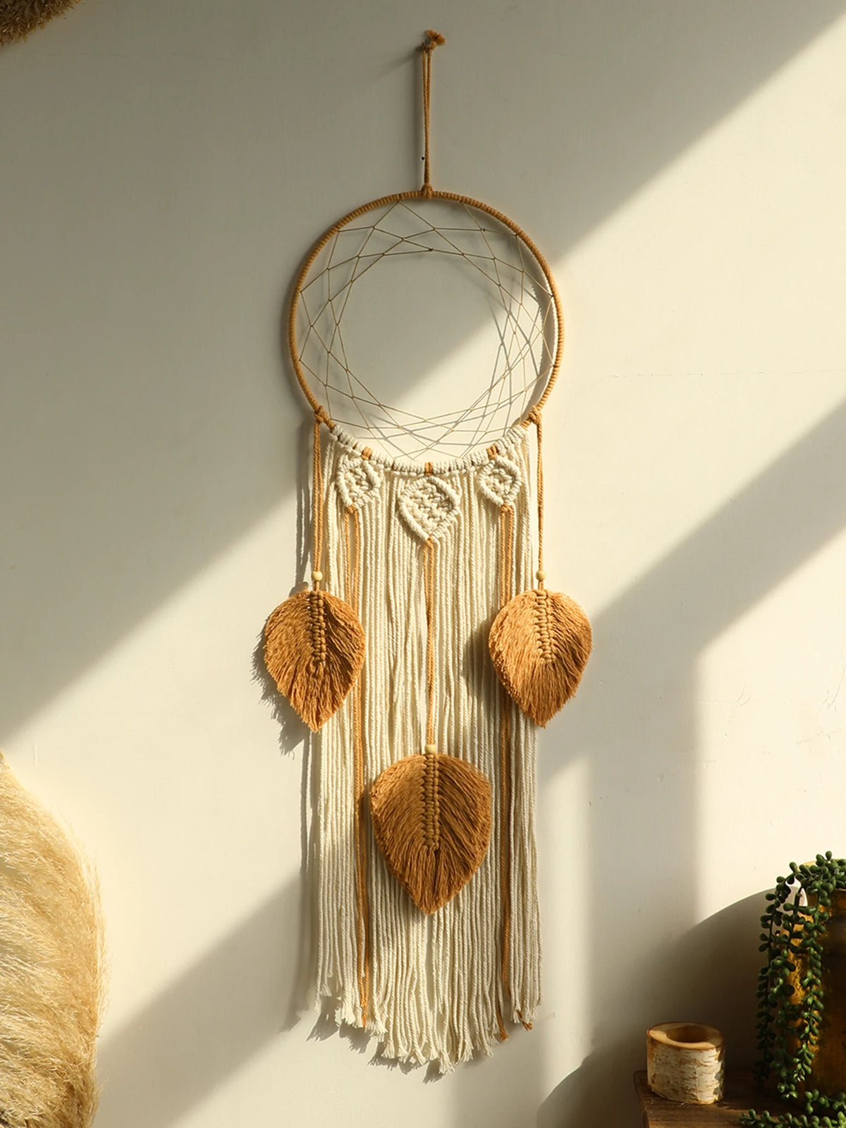 attrape rêves boho macramé feuilles plumes beige marron clair artisanal crochet métallique franges chambre