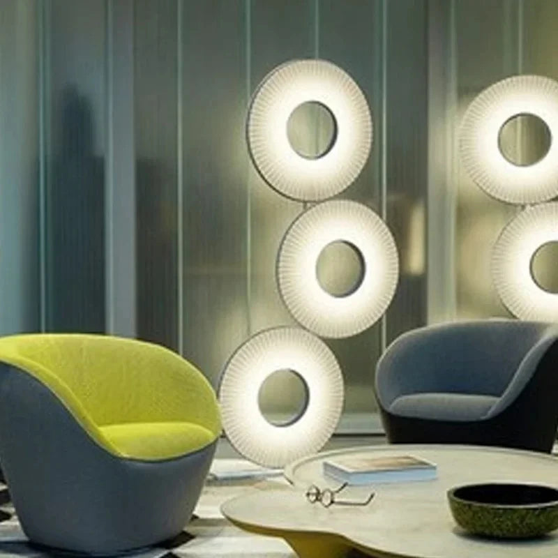 Éclairage doux du lampadaire Wabi Sabi dans un bureau contemporain