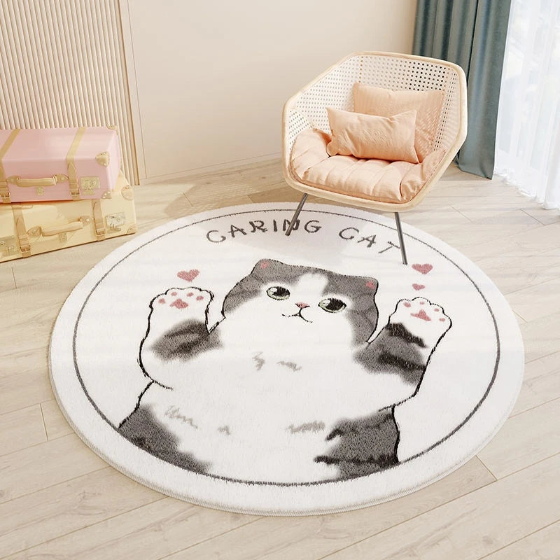Tapis rond décoratif avec un motif mignon de chat aux yeux grands ouverts et aux pattes soulevées, créant une ambiance chaleureuse et accueillante dans la pièce.