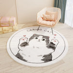 Tapis rond décoratif avec un motif mignon de chat aux yeux grands ouverts et aux pattes soulevées, créant une ambiance chaleureuse et accueillante dans la pièce.
