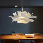 lampe suspendue moderne blanc feuilles ouvertes texture organique salon chambrehôtel