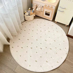 Une pièce de jeu d'enfant avec un tapis rond orné de motifs floraux délicats, une cuisinière en bois et des jouets en peluche, créant un environnement chaleureux et accueillant pour les tout-petits.